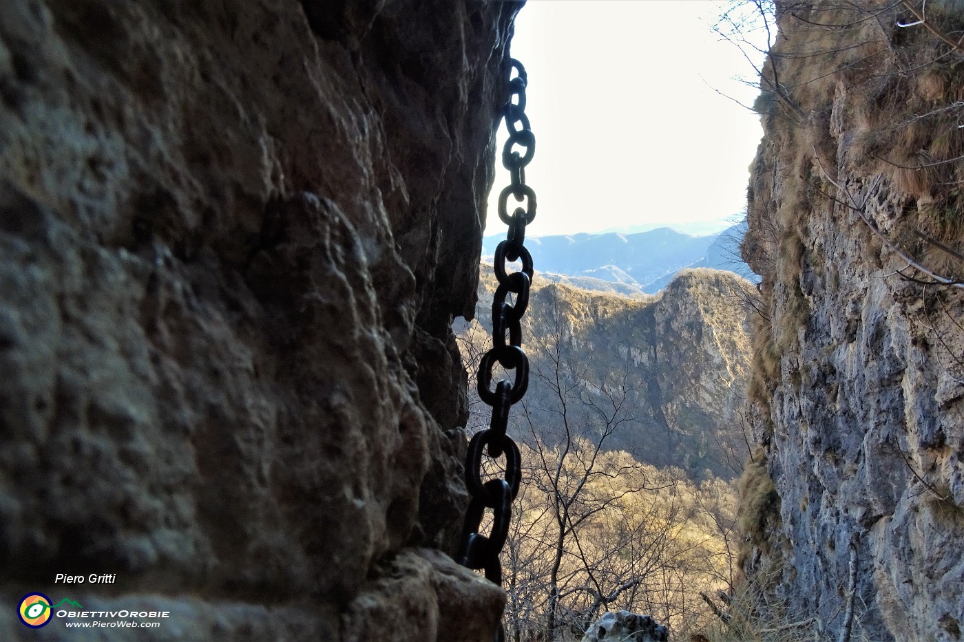 78 Aggiramento esposto di roccione attrezzato con catene .JPG